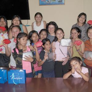 Mädchen des Mädchenhauses in Tarija freuen sich über den Besuch der Stiftung Johana