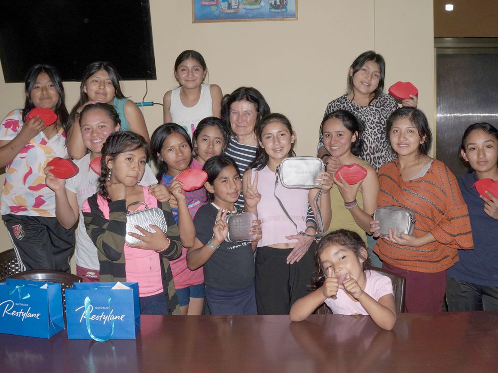 Mädchen des Mädchenhauses in Tarija freuen sich über den Besuch der Stiftung Johana